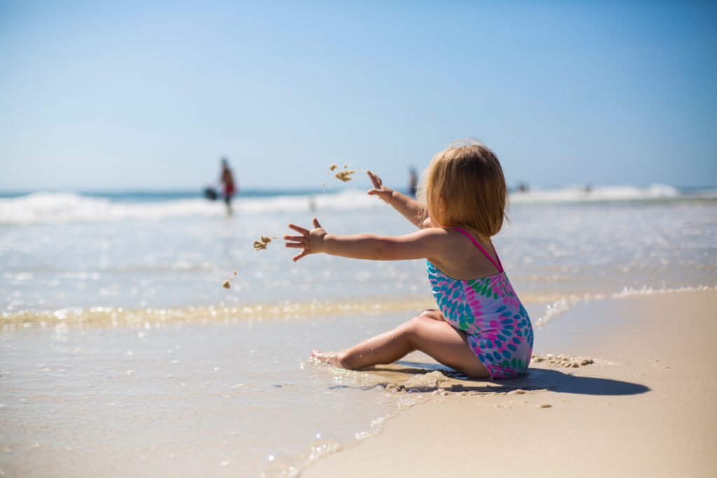 Medidas de seguridad para niños pequeños en la playa